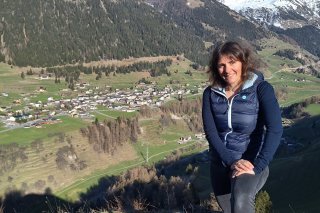 Tiziana Lattion, présidente de Liddes, nous a donné rendez-vous au roc de cornet. Vue imprenable sur la vallée et le village de Liddes.